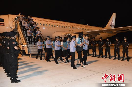 犯罪嫌疑人乘機(jī)抵達(dá)成都?！“苍?攝