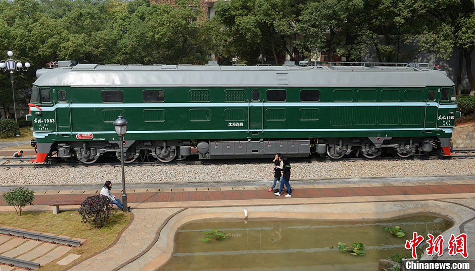 高校校園內(nèi)通火車(chē)成全國(guó)首個(gè)校內(nèi)通火車(chē)的大學(xué) 網(wǎng)友:校園是得有多大 高校校園內(nèi)通火車(chē)成全國(guó)首個(gè)校內(nèi)通火車(chē)的大學(xué) 網(wǎng)友:校園是得有多大