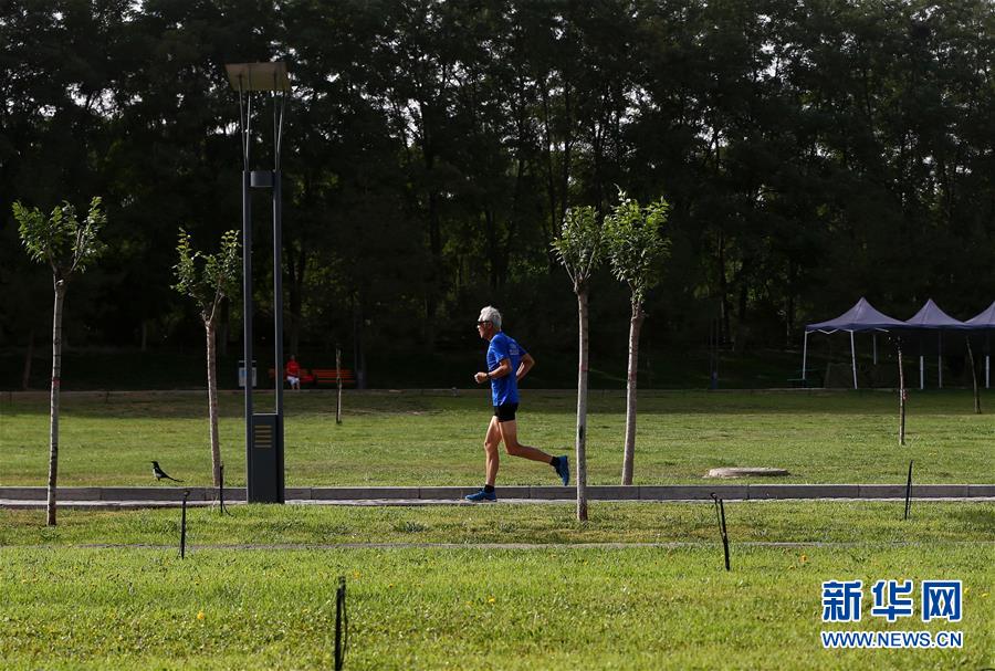 （體育·專題）（17）全民健身——健身“大咖”：年過古稀 步履不停