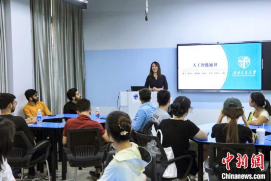 9月4日,西南交大首門(mén)人工智能通識(shí)課的第一課開(kāi)講。 中新社記者 王磊 攝