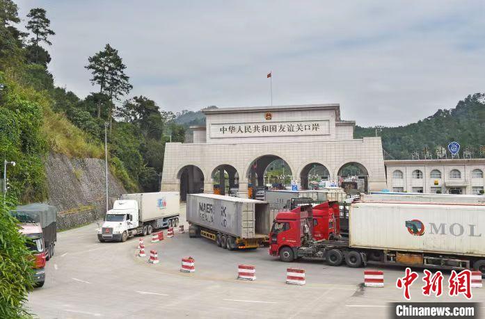 圖為中越邊境廣西憑祥市友誼關(guān)口岸?！{祥融媒體中心供圖