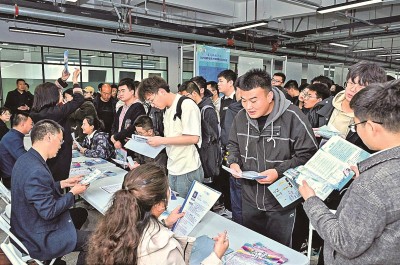 2024年3月，在蘭州大學(xué)2024屆畢業(yè)生大型春季綜合雙選會現(xiàn)場，青年學(xué)子踴躍報名西部用人單位。 蘭州大學(xué)供圖