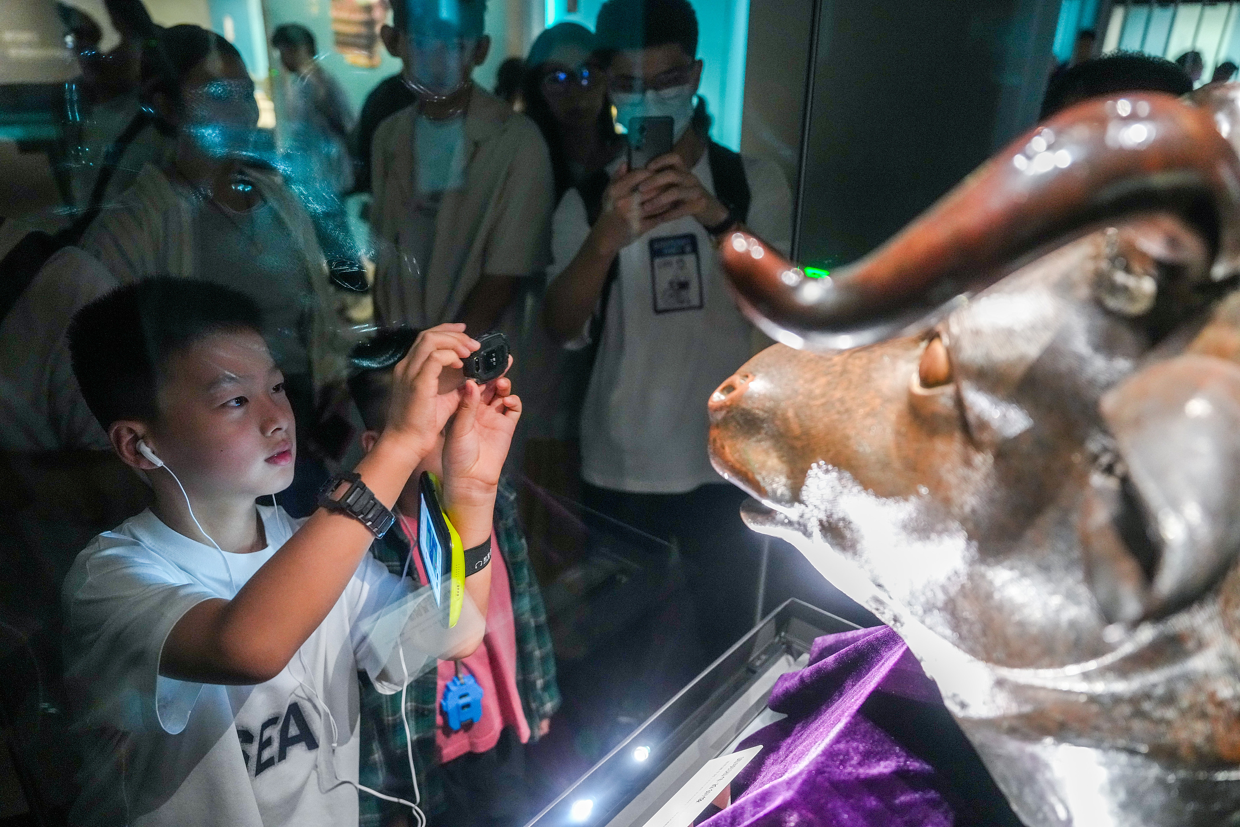 2025年6月,參加研學(xué)游的孩子在安徽博物院蜀山館參觀圓明園牛首銅像。(圖片來源:視覺中國(guó))