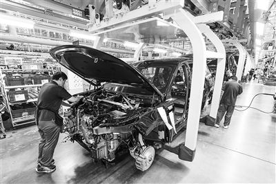 某新能源汽車(chē)智能制造基地總裝車(chē)間，工作人員正在工作。新華社記者 李博 攝