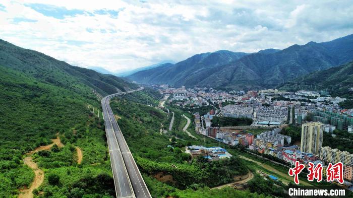 圖為航拍元江至蔓耗高速公路紅河段。云南建投集團(tuán)供圖