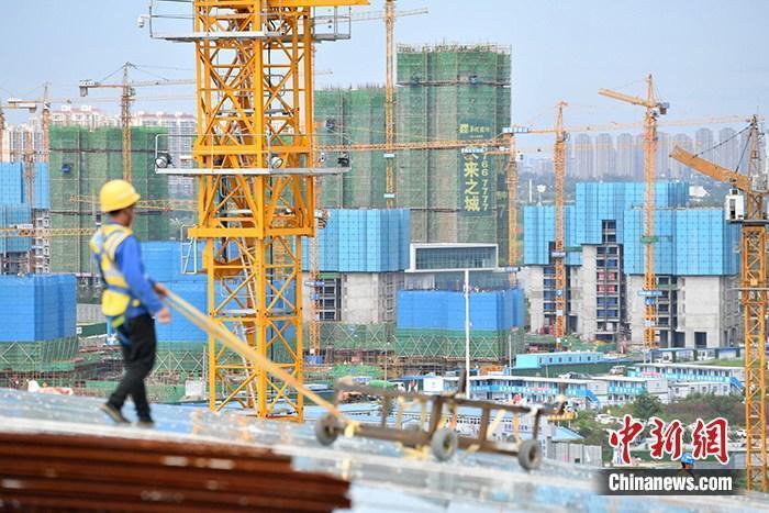 資料圖：一在建樓盤工地工人正在忙碌。 <a target='_blank' href='/'>中新社</a>記者 張浪 攝