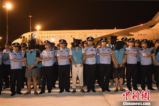 被押解回蓉的犯罪嫌疑人?！“苍?攝