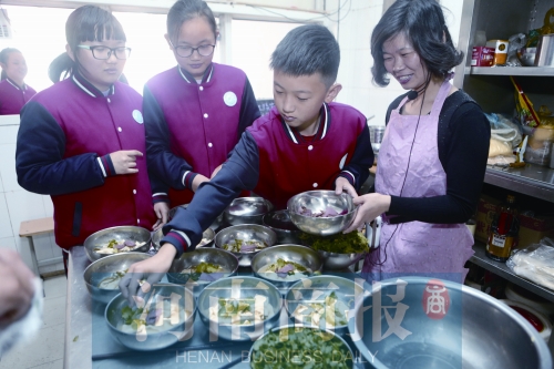 鄭州一中學(xué)開設(shè)“燴面課” 學(xué)生“逼迫”老師拖堂 鄭州一中學(xué)開設(shè)“燴面課” 學(xué)生“逼迫”老師拖堂