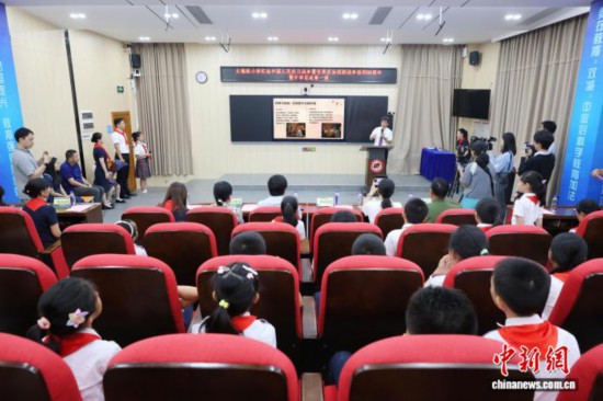 廣州中醫(yī)藥大學(xué)副校長、廣東省中醫(yī)院院長張忠德向?qū)W生講述“抗戰(zhàn)中的中醫(yī)藥”。吳遠(yuǎn)團(tuán) 攝