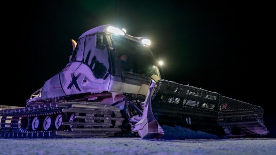 吉林市松花湖滑雪度假區(qū)內(nèi),壓雪車(chē)正在平整雪道。新華社記者 唐成卓 攝