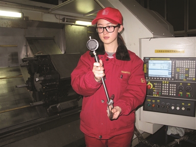 “最年輕省勞模”回母校當(dāng)教師 被學(xué)生稱為“班主任學(xué)姐” “最年輕省勞?!被啬感.?dāng)教師 被學(xué)生稱為“班主任學(xué)姐”