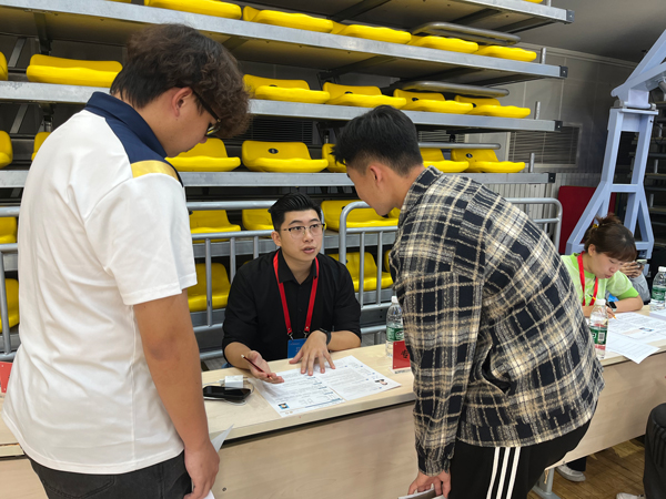 招聘會上，老師為畢業(yè)生開展就業(yè)指導。校方供圖