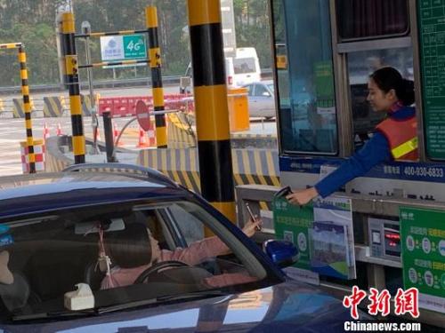 廣東2200條高速車道實現(xiàn)無感支付 郭林燕 攝 點擊進(jìn)入下一頁