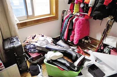 警方在犯罪嫌疑人住所查獲贓物。