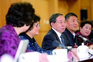 3月8日,全國政協(xié)舉行教育界別聯(lián)組會議,教育部部長袁貴仁右三到會聽取建議。