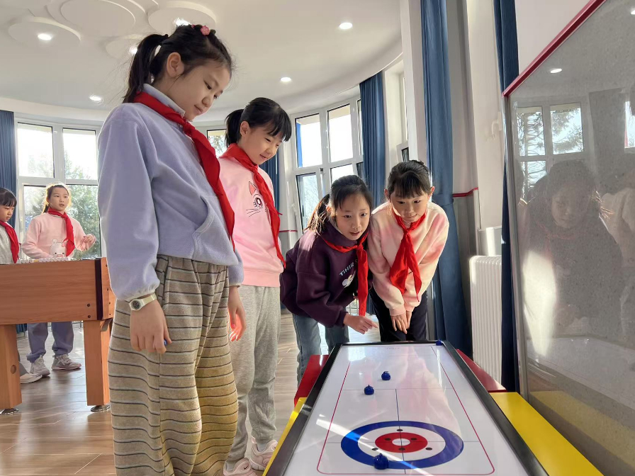 學(xué)生們在少先隊大廳進行課間活動。人民網(wǎng) 白炅攝