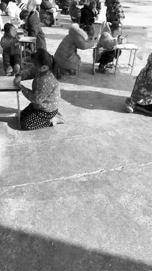 學(xué)生寒冬教室外跪地寫作業(yè) 校方:不存在體罰 學(xué)生寒冬教室外跪地寫作業(yè) 校方:不存在體罰