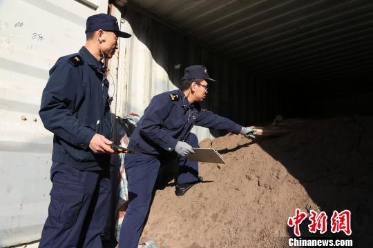 威海海關(guān)重拳禁入“洋垃圾”千余噸固體廢物退運出境