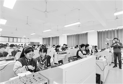 保定市職業(yè)技術(shù)教育中心職普融通實驗班的學(xué)生在上電工技術(shù)課。陳汝健攝