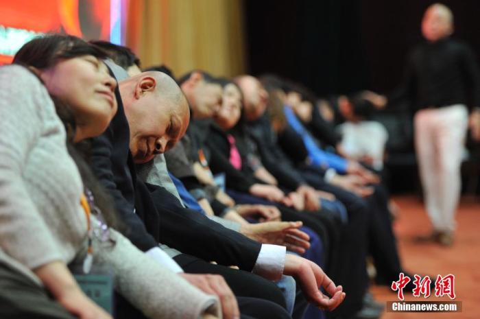 資料圖：民眾在專業(yè)催眠師的引導(dǎo)下睡覺(jué)，釋放壓力。<a target='_blank' href='/'>中新社</a>發(fā) 韋亮 攝