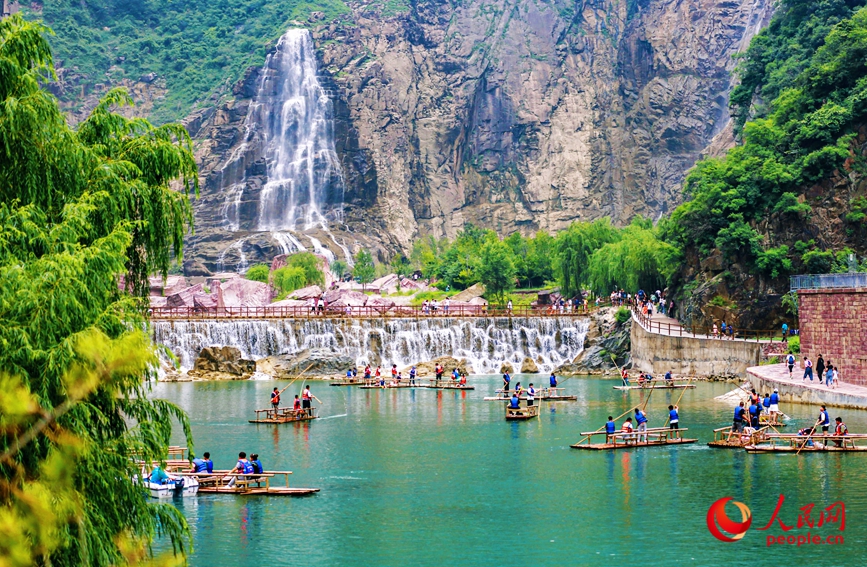 泛舟水上，成為酷熱夏季的一個(gè)避暑良方。人民網(wǎng)記者 王佩攝