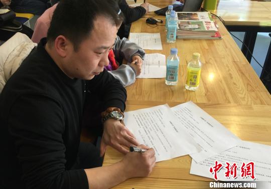 蘭州一小學(xué)爸爸與孩子簽“公約”約定父愛不缺位(圖)