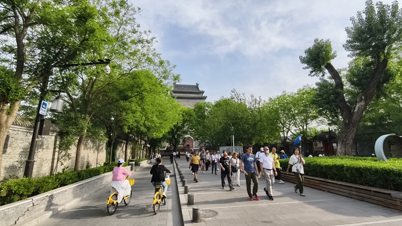 外國游客游覽北京鼓樓。人民網(wǎng)記者 李楠樺攝
