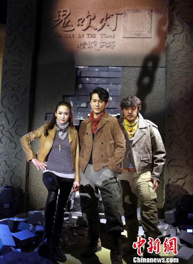 網(wǎng)絡(luò)自制劇《鬼吹燈之精絕古城》今日舉行發(fā)布會,靳東、陳喬恩和趙達組成的探寶三人組首次集結(jié)亮相?!●R海燕 攝