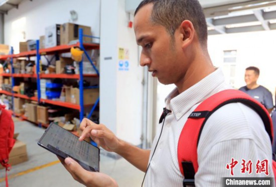 4日下午,西南交通大學(xué)孟加拉國(guó)留學(xué)生Zahidul Alam正借助“AI學(xué)伴”學(xué)習(xí)AI。 中新社記者 王磊 攝