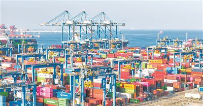 “新泉州”輪在山東港口青島港自動(dòng)化碼頭（三期）的作業(yè)現(xiàn)場(chǎng)。山東港口青島港供圖