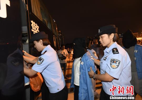 犯罪嫌疑人被押上押解車(chē)?！“苍?攝