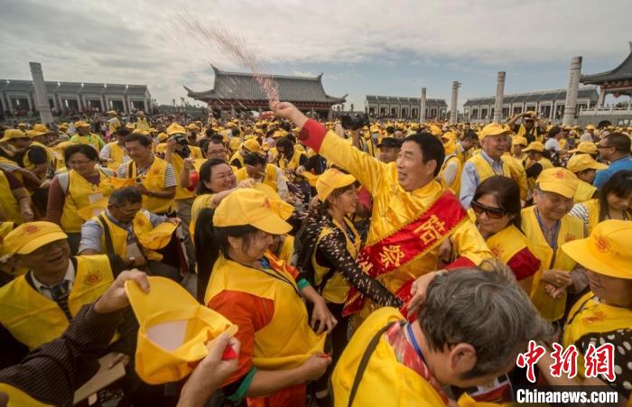 每年的世界客屬石壁祖地祭祖大典吸引著眾多海內(nèi)外客屬前來參加。　三明市委宣傳部供圖