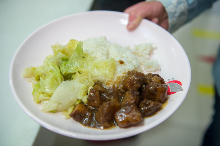 高校食堂賣“兩元蓋澆飯” 12年不漲價(jià) 高校食堂賣“兩元蓋澆飯” 12年不漲價(jià)