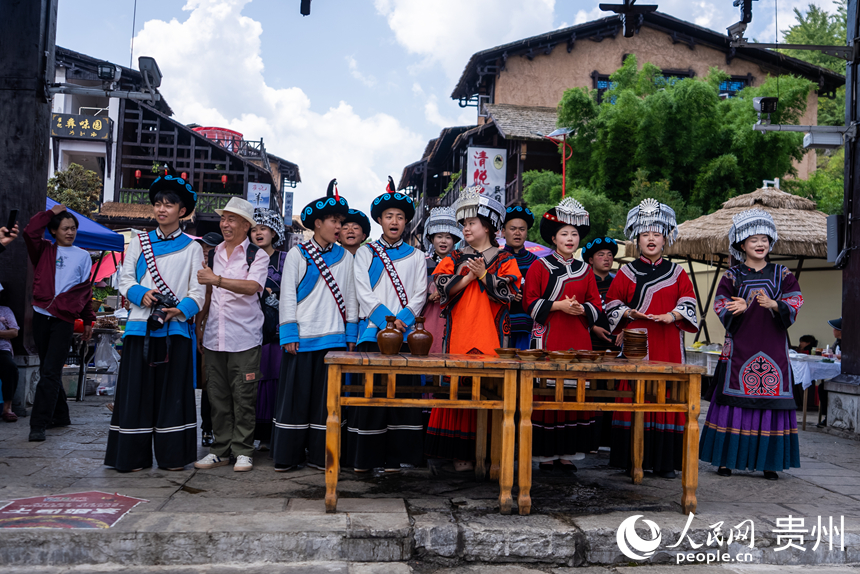 海坪文化小鎮(zhèn)里熱情的彝家“攔門酒”。人民網(wǎng)記者 涂敏攝