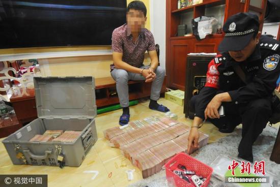 廣西南寧警方8月21日通報(bào)，當(dāng)?shù)亟粘晒善粕姘附痤~15.19億元人民幣的特大傳銷案件。圖為當(dāng)場繳獲的成捆現(xiàn)金。 圖片來源：視覺中國