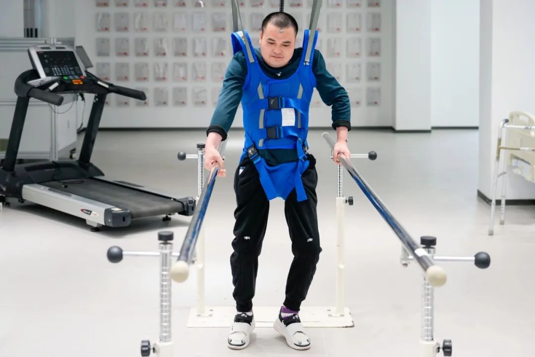 在術(shù)后第14天，患者依靠自身運(yùn)動(dòng)意圖行走。復(fù)旦大學(xué)供圖