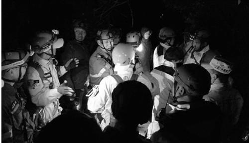 救援隊在龍山搜尋。