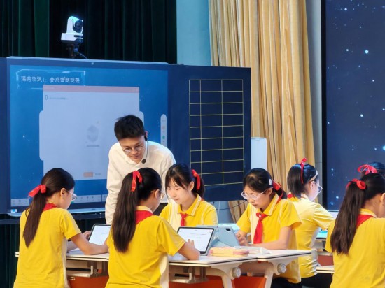 重慶科學(xué)城樹人思賢小學(xué)校教師執(zhí)教“S2C”示范課。