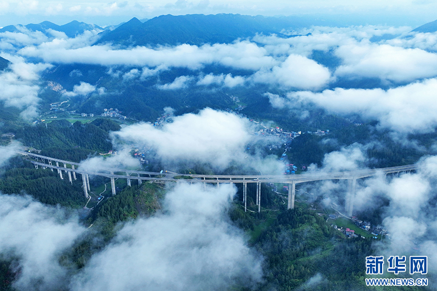 重慶：八月里云海流瀑 瞰群山如畫