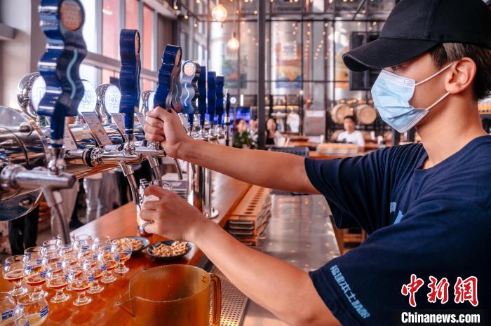 圖為百威雪津啤酒莆田基地工作人員正在打酒?！±钅宪?攝